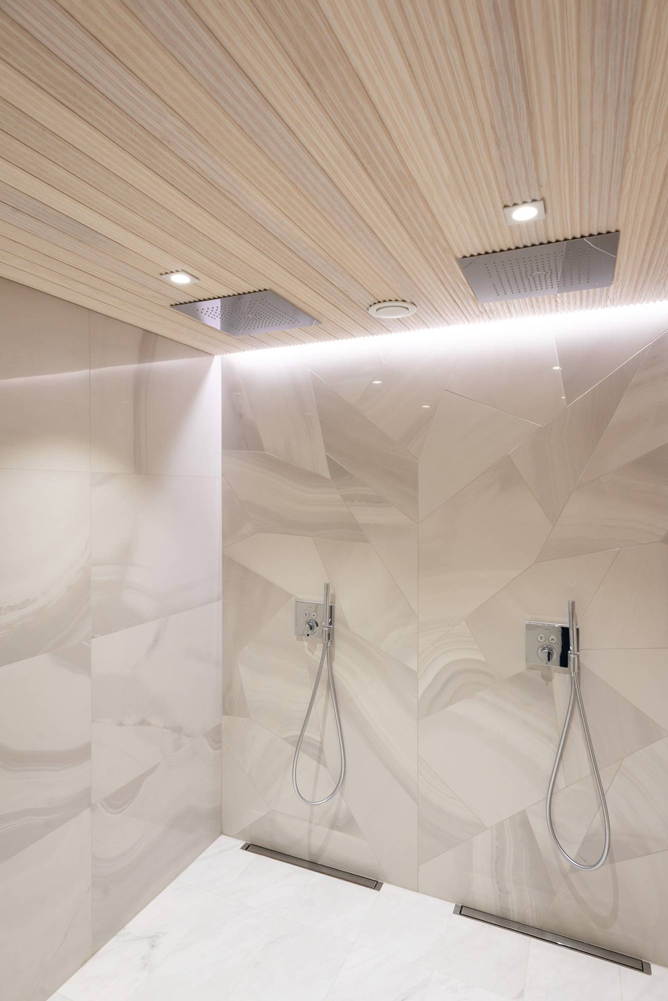 Led pásek instalovaný mezi stropem a stěnou pro zvýraznění stěny sprchy a obkladu. Dvě místa před sprchami pro podporu pásu. Ledstore.fi